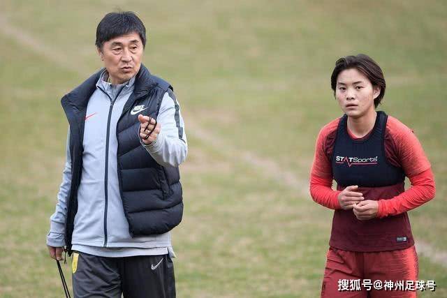 女老板与年轻店员的秘密关系